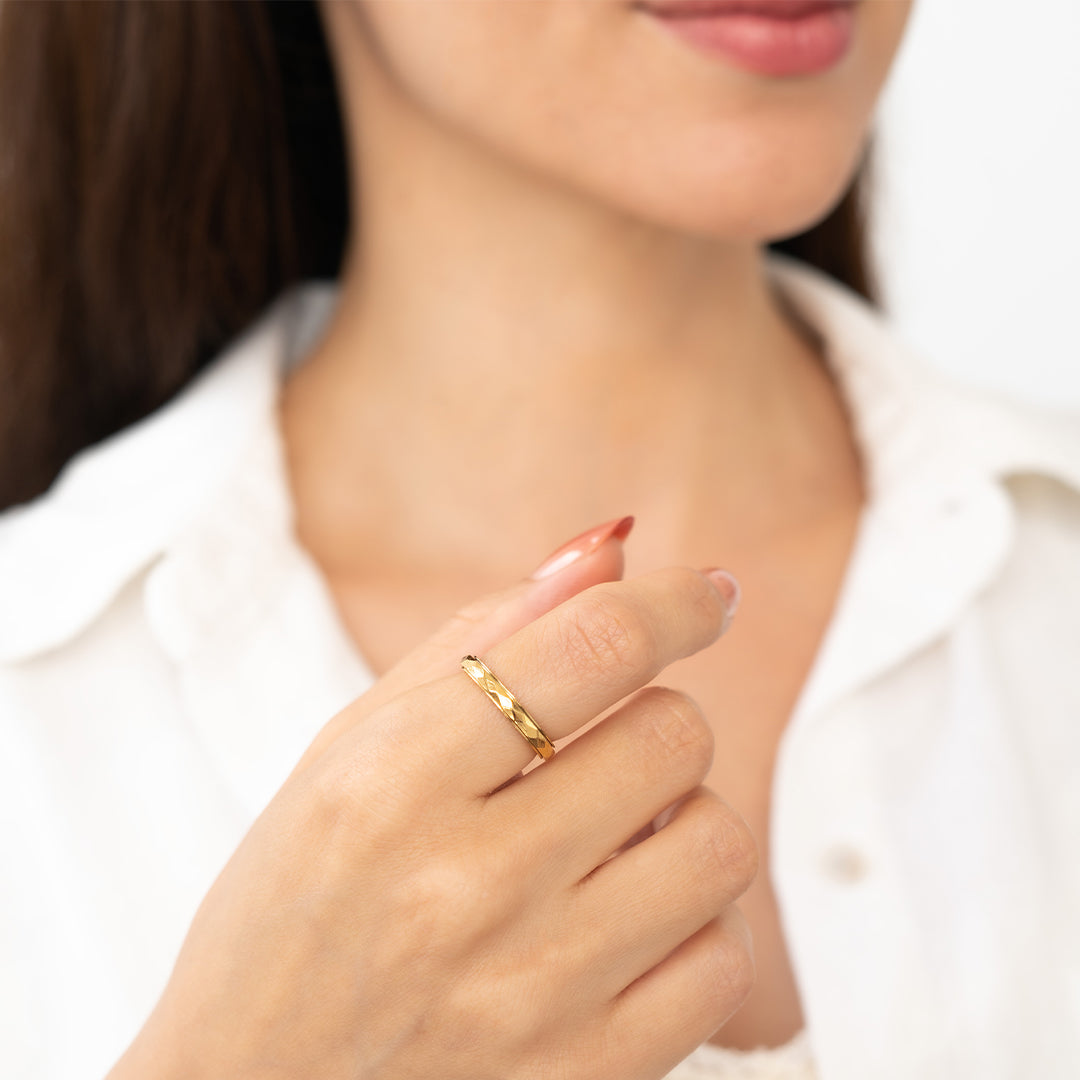 Dainty Hammered Band Spinning Fidget Ring – Mint & Lily