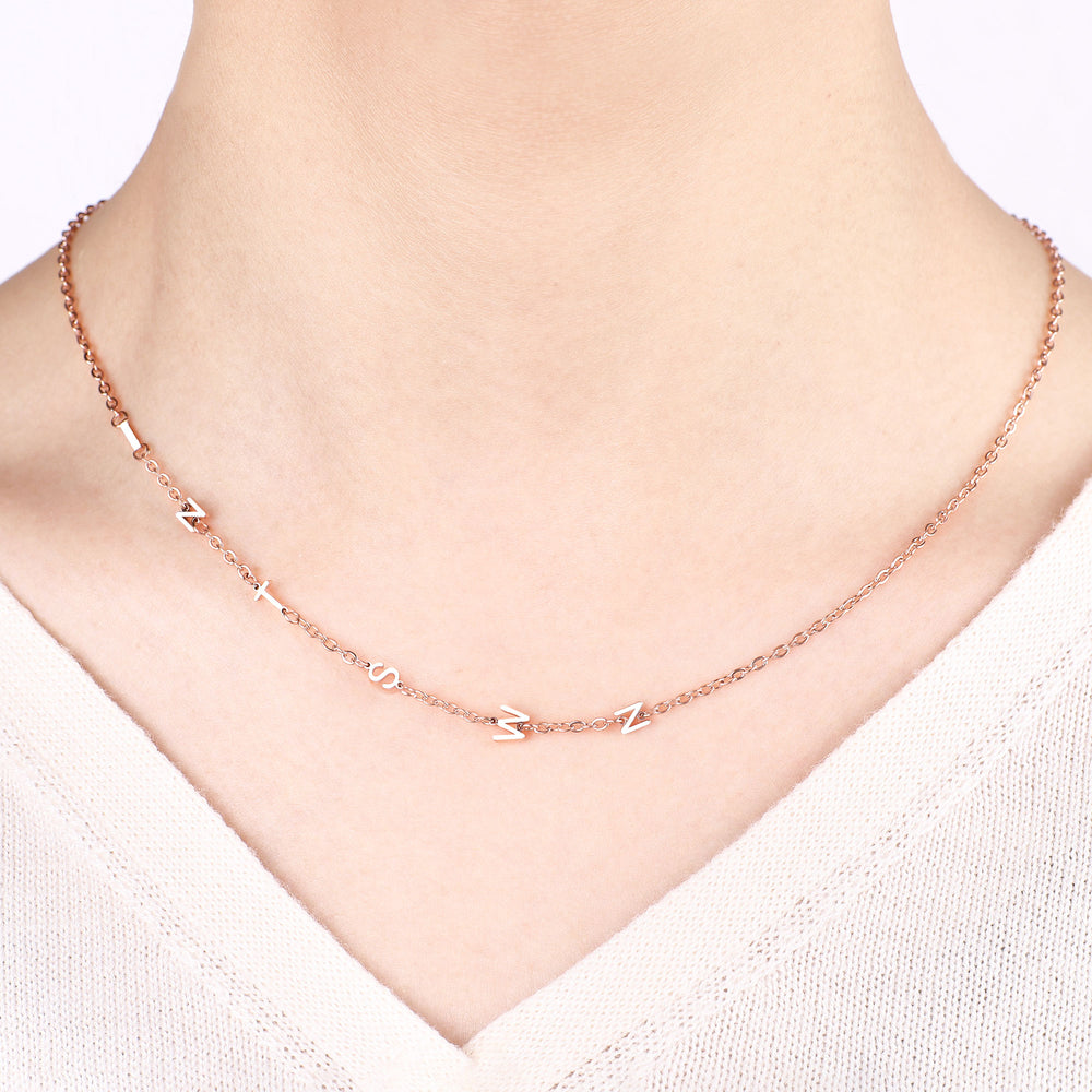 Collar con Iniciales de Lado - Chapado en oro rosa de 18 quilates.