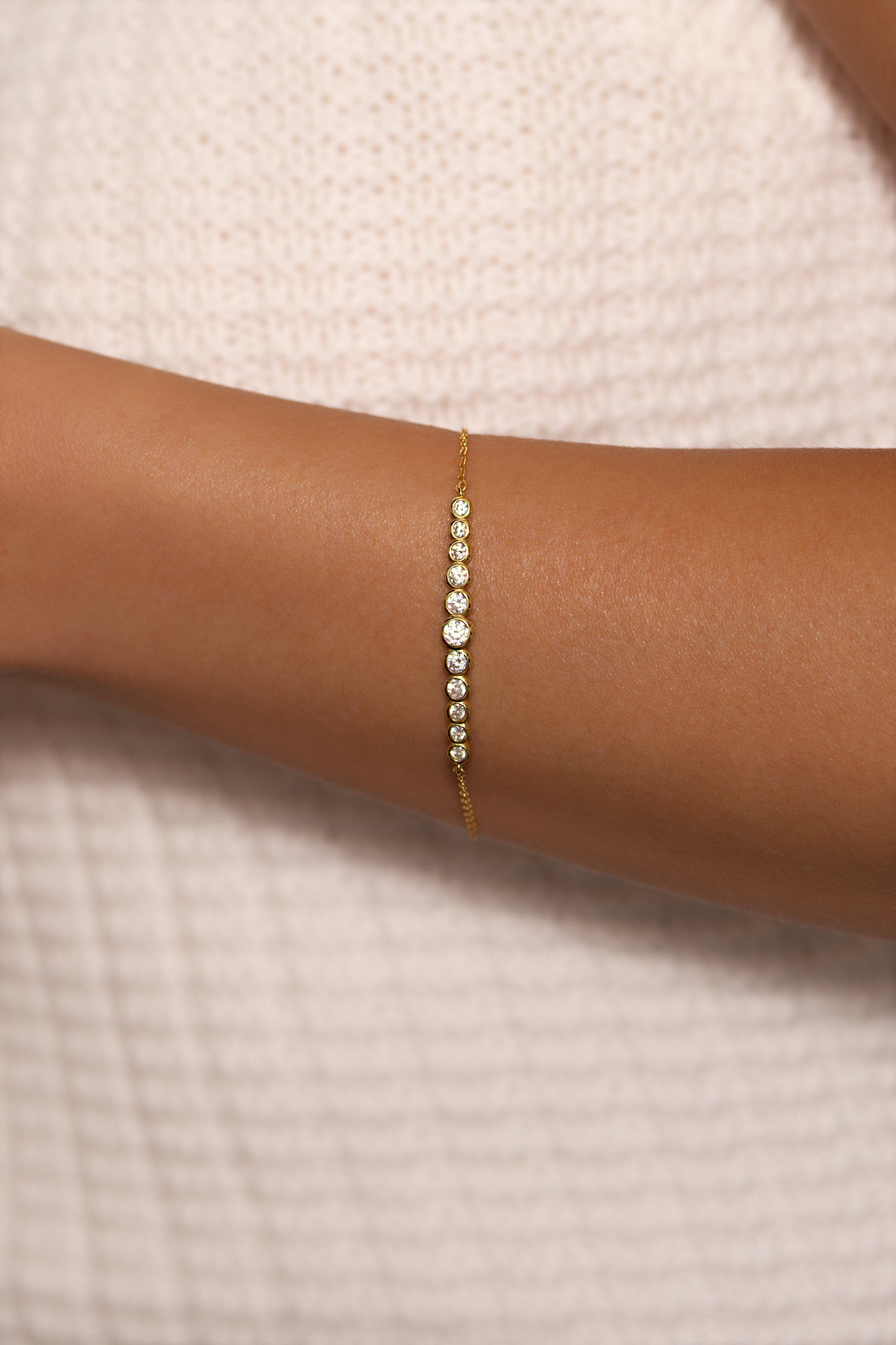 Graduated Bezel Bracelet – Mint & Lily