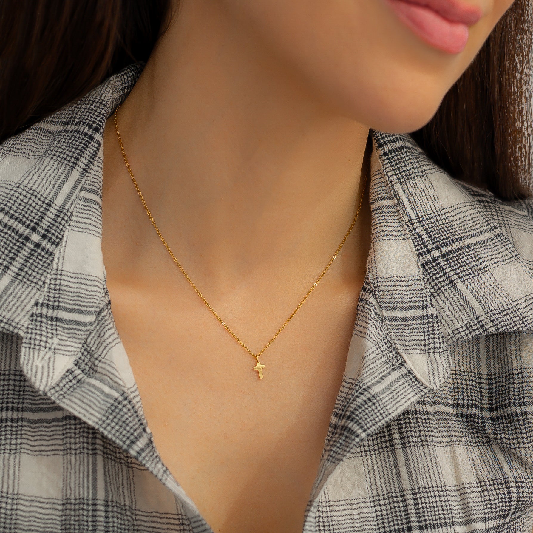 Dainty Cross Pendant – Mint & Lily