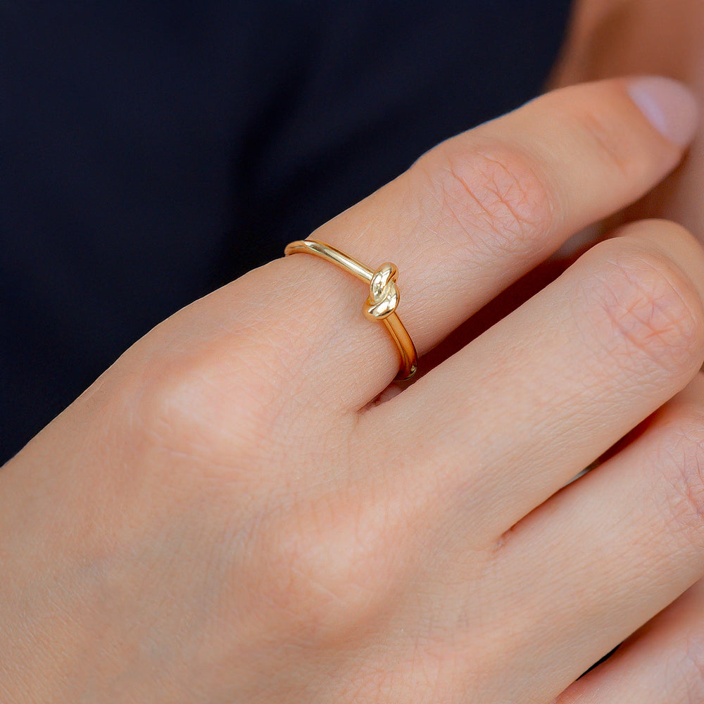 https://www.dropbox.com/scl/fi/iqvslol1b4puypm0iskct/Classic-Gold-Knot-Ring_7.jpg?rlkey=vp8s92fu1gmrj77v4hikm16qa&st=1njs4ysq&dl=0