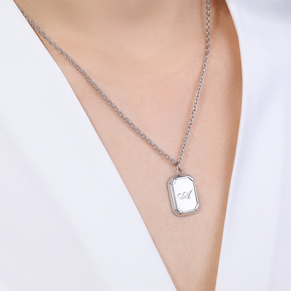 https://www.dropbox.com/scl/fi/qihu4kqgjg651vayoq9yh/Monogram-Card-Pendant-Necklace_6.jpg?rlkey=57t282z3dyd2zxjtky1n4vxye&st=4gahrkmp&dl=0