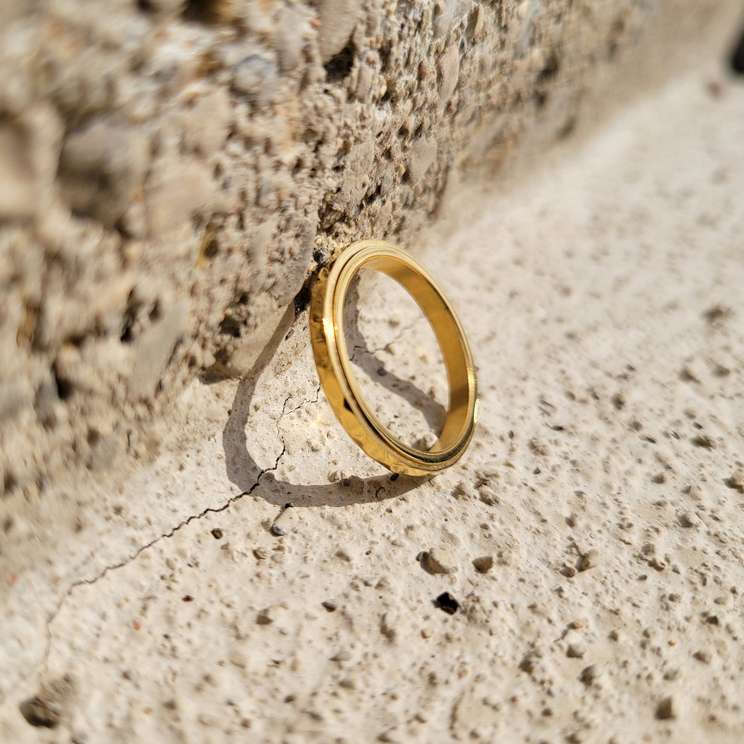 Dainty Hammered Band Spinning Fidget Ring – Mint & Lily