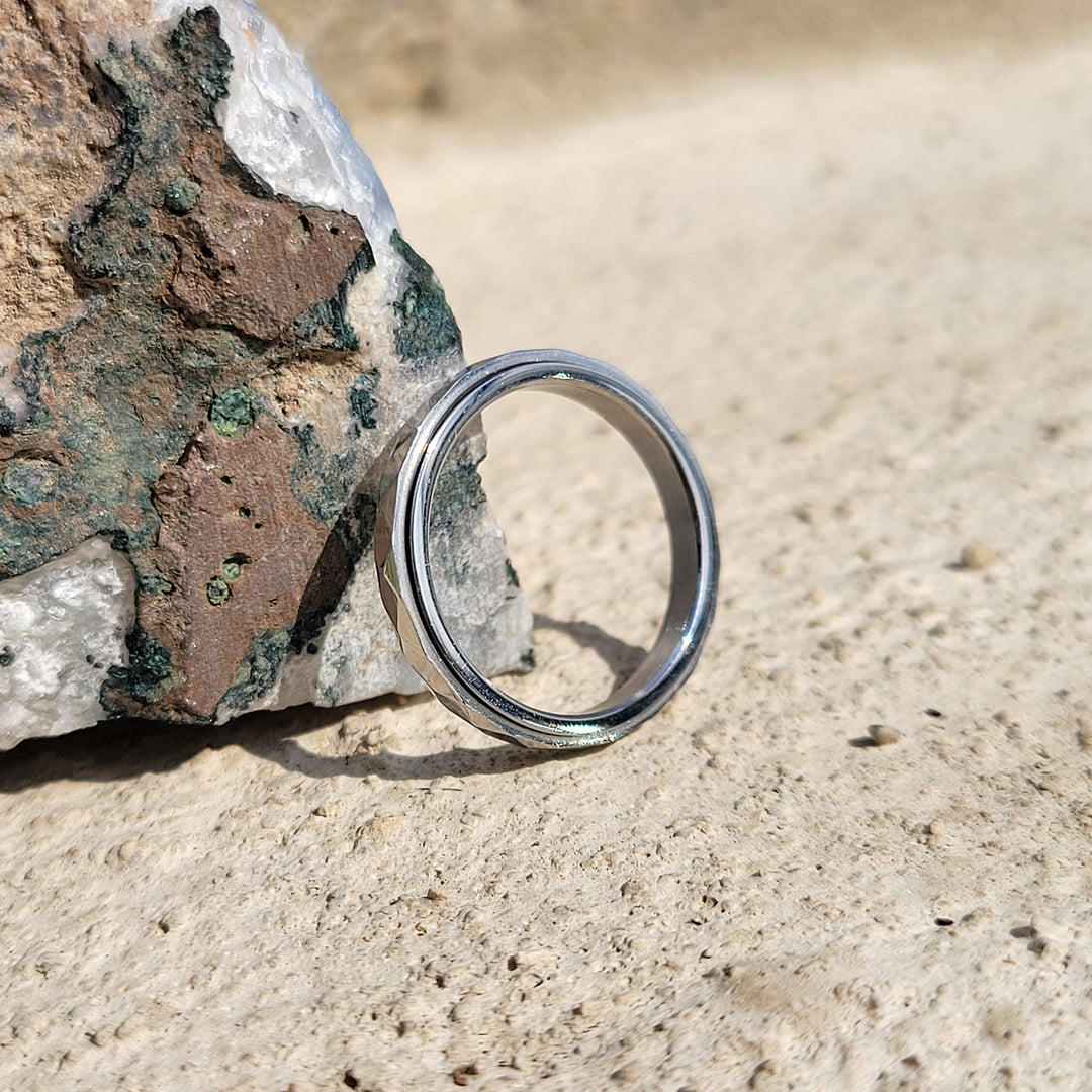 Dainty Hammered Band Spinning Fidget Ring – Mint & Lily