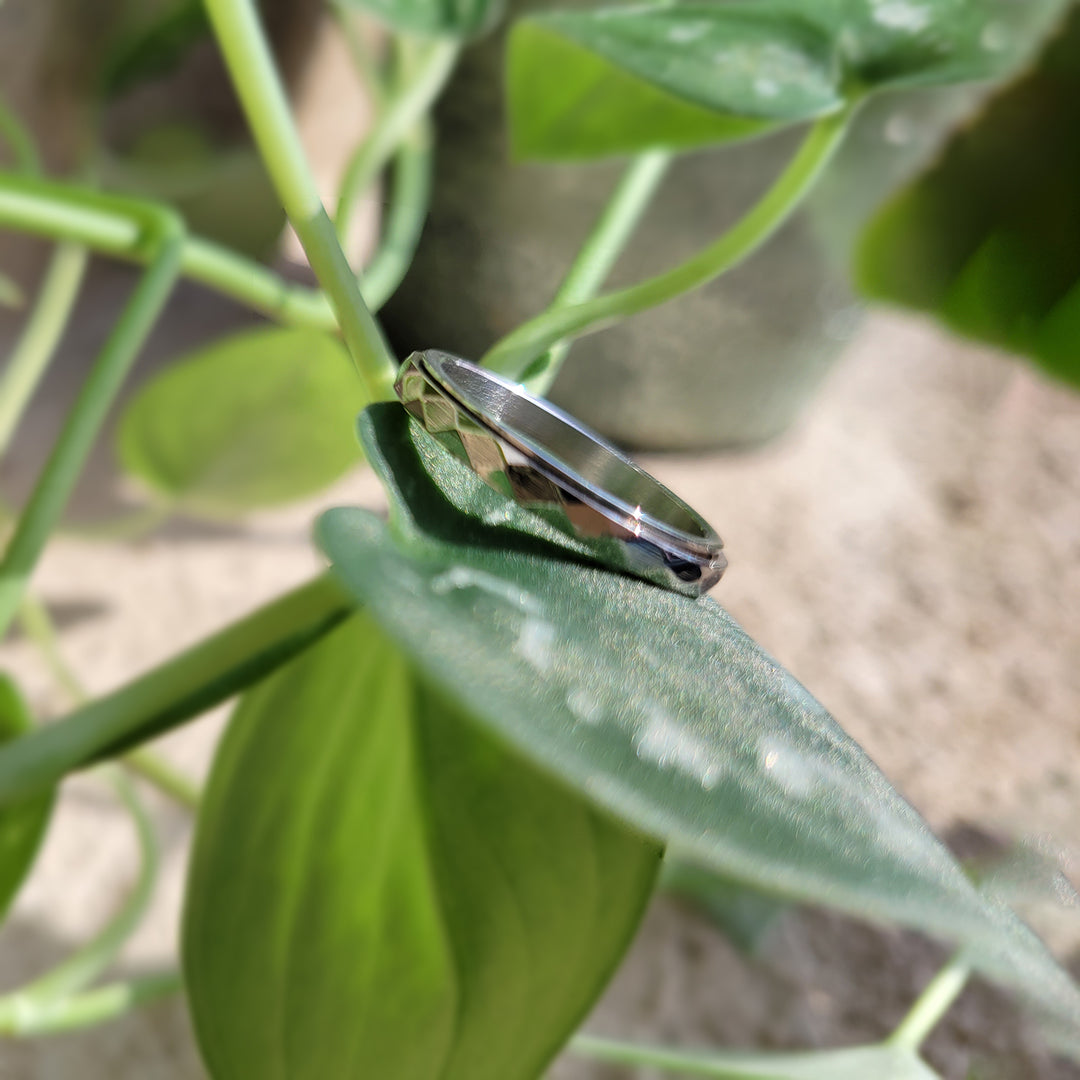 Dainty Hammered Band Spinning Fidget Ring – Mint & Lily